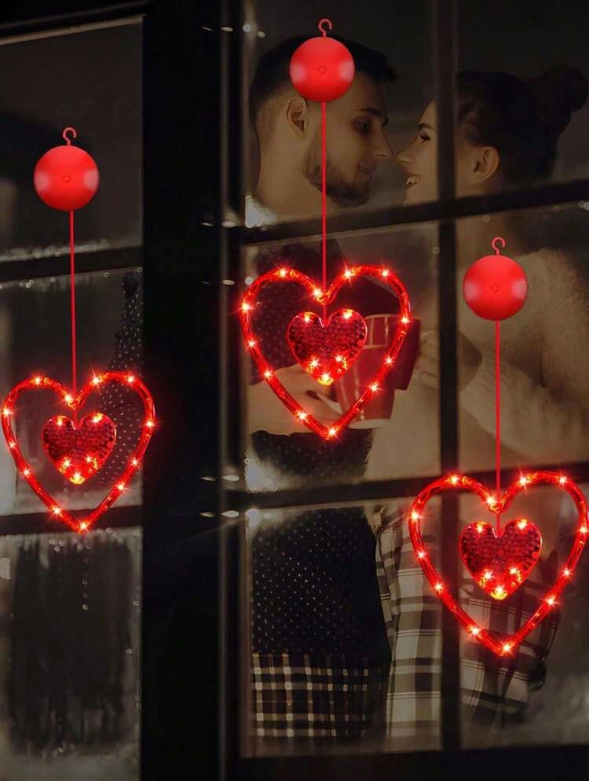 LED šviečiančios širdelės – romantiška lango dekoracija