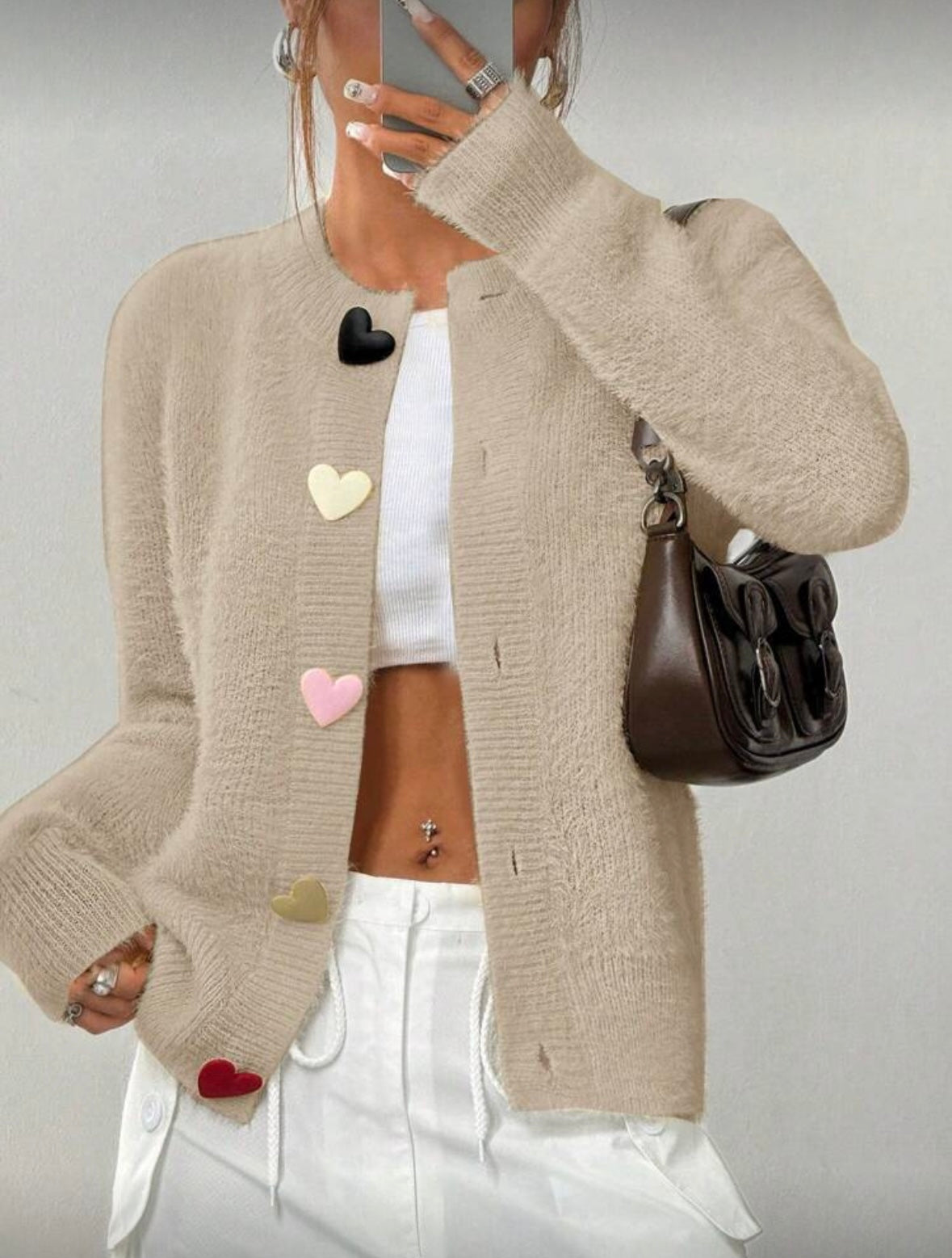 Moteriškas pūkuotas megztinis su spalvotomis širdelės formos sagomis