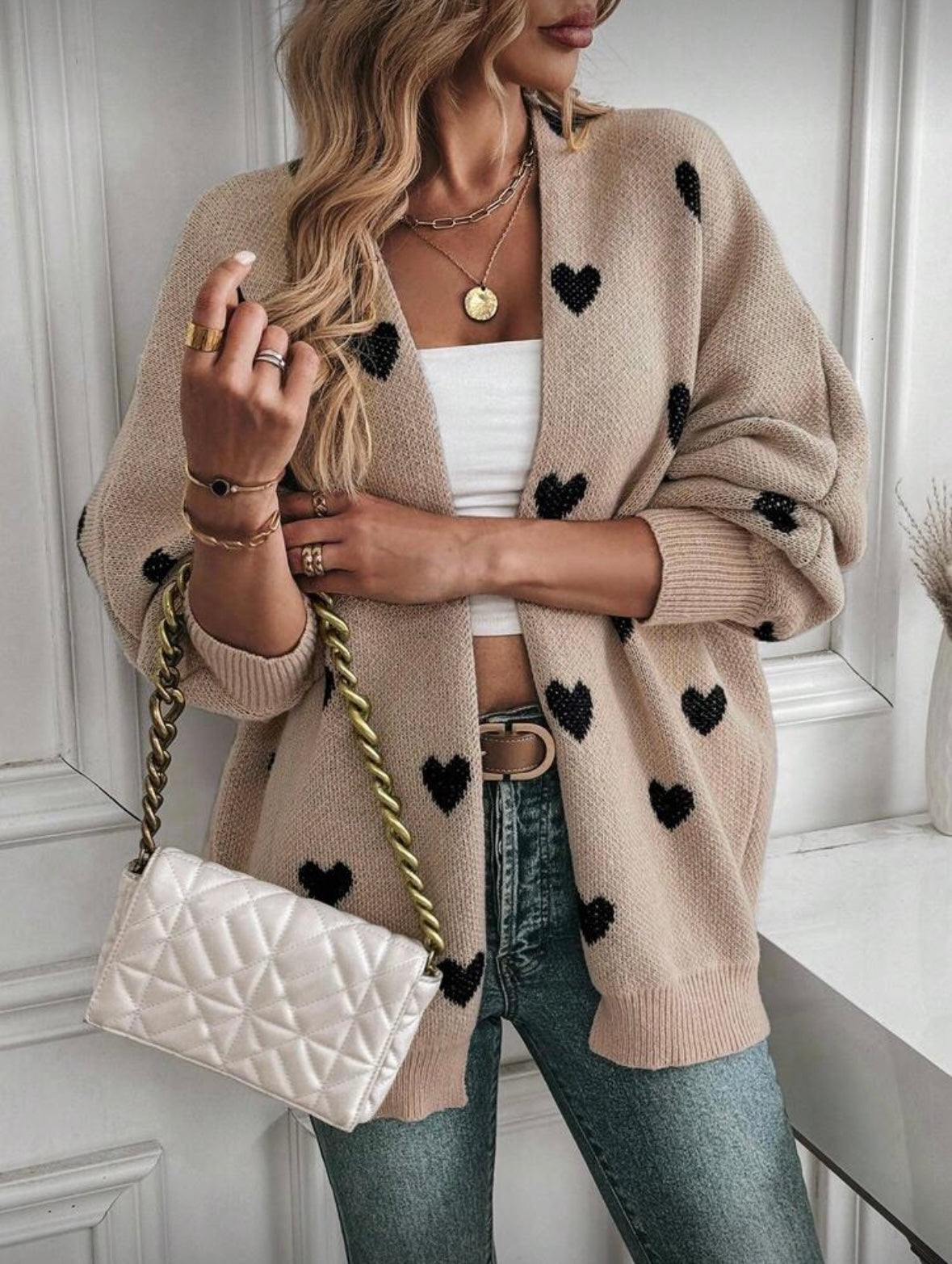 Moteriškas megztas kardiganas su širdelių raštu