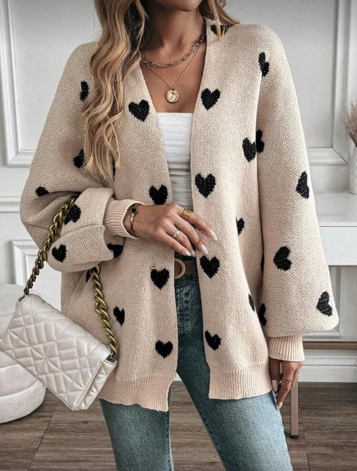 Moteriškas megztas kardiganas su širdelių raštu