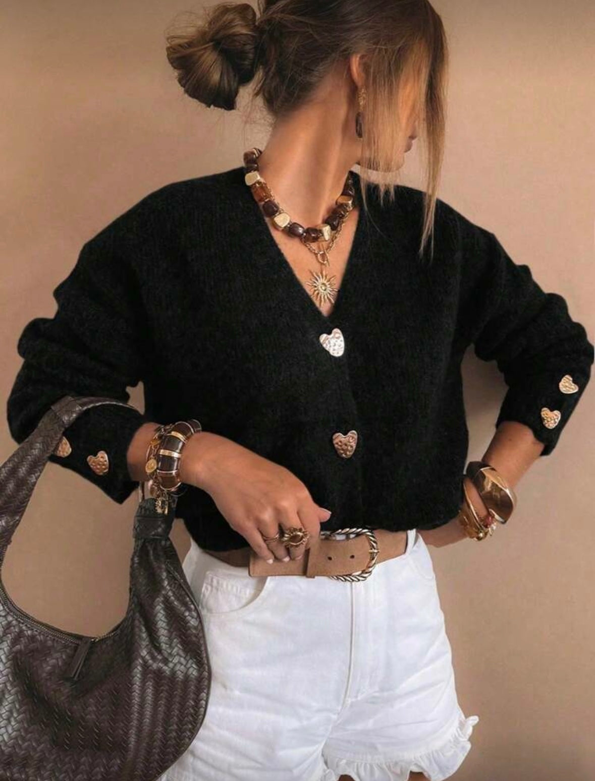 Moteriškas megztinis su širdelės formos sagomis