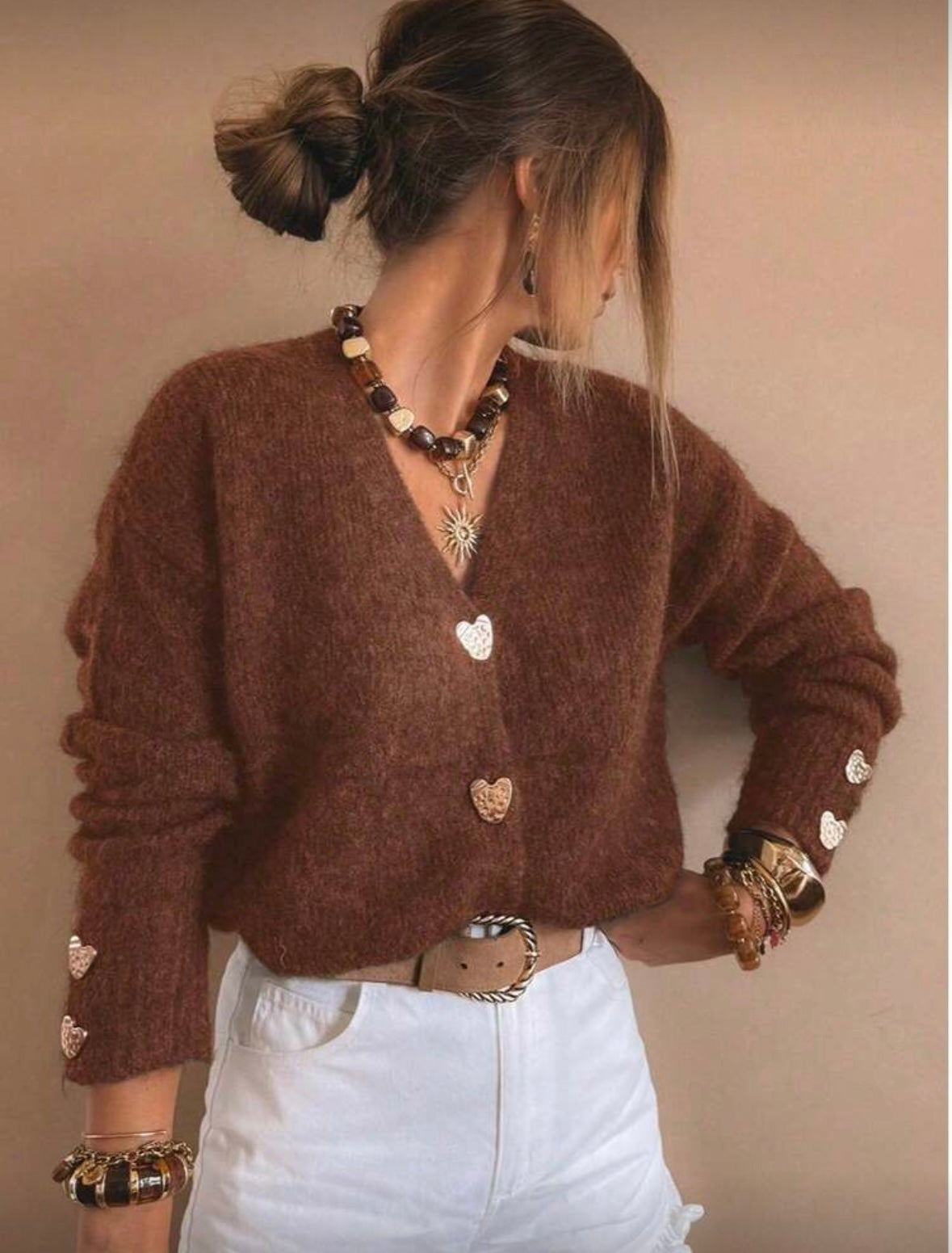 Moteriškas megztinis su širdelės formos sagomis