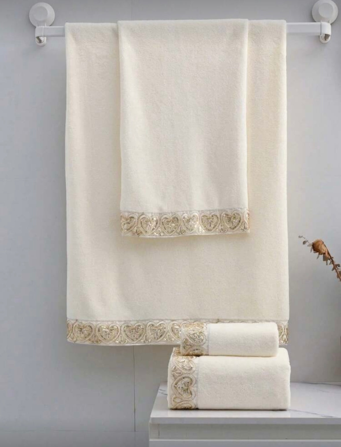 Vonios rankšluosčiai su elegantiška siuvinėta juostele