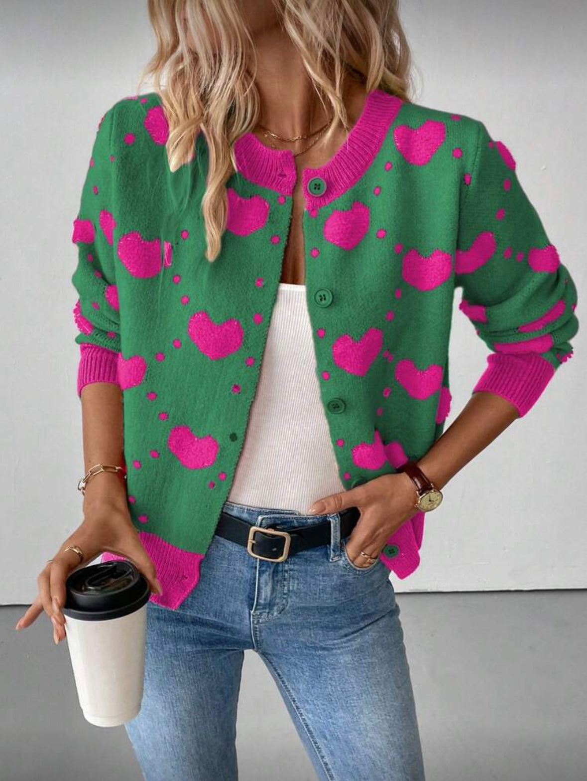 Moteriškas megztinis su širdelių raštu