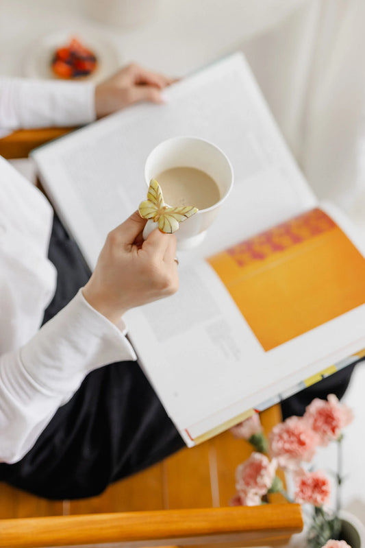 Puodelis su geltonu drugeliu