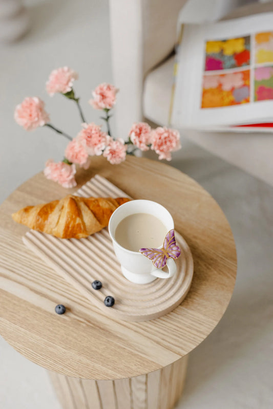 Puodelis su violetiniu drugeliu