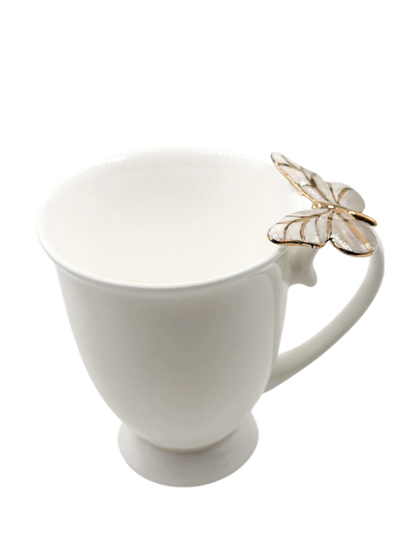 Puodelis su pilku drugeliu