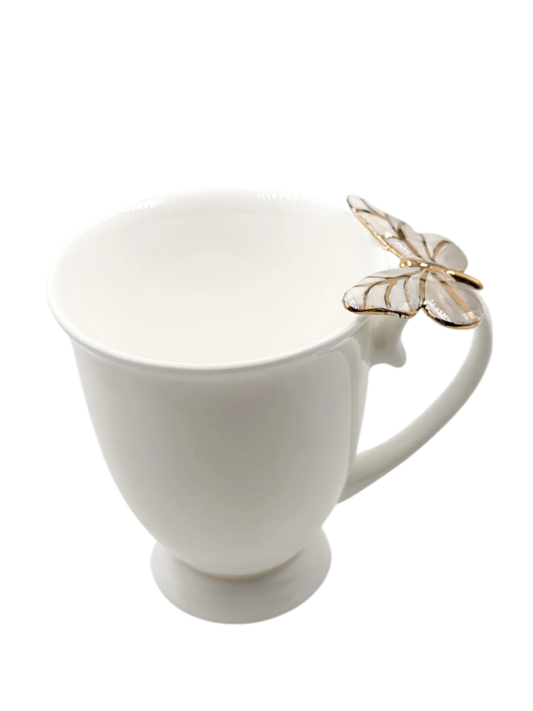 Puodelis su pilku drugeliu