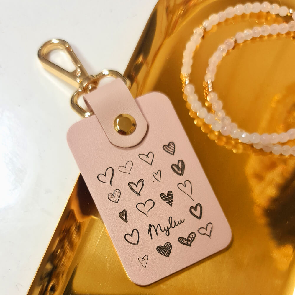 Natūralios odos  raktų pakabukas  su širdelėmis Myliu