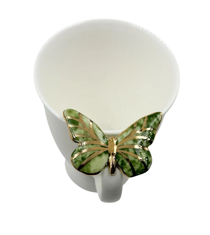 Puodelis su žaliu drugeliu