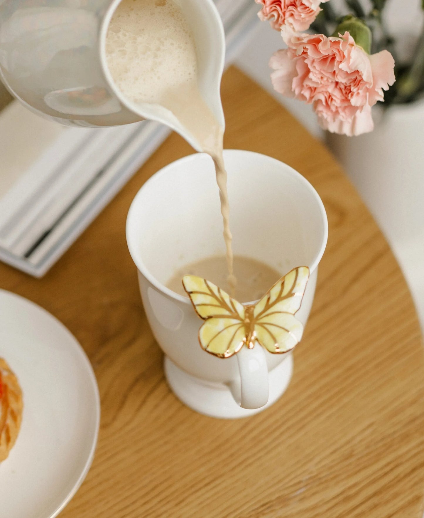 Puodelis su geltonu drugeliu