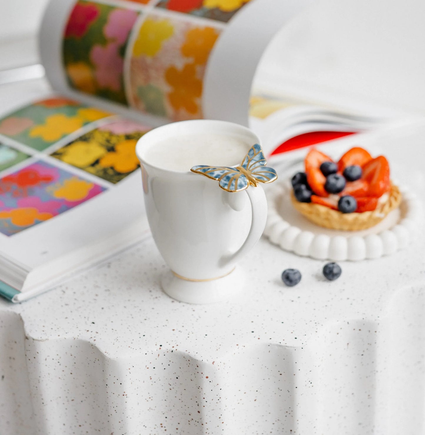 Puodelis su mėlynu drugeliu