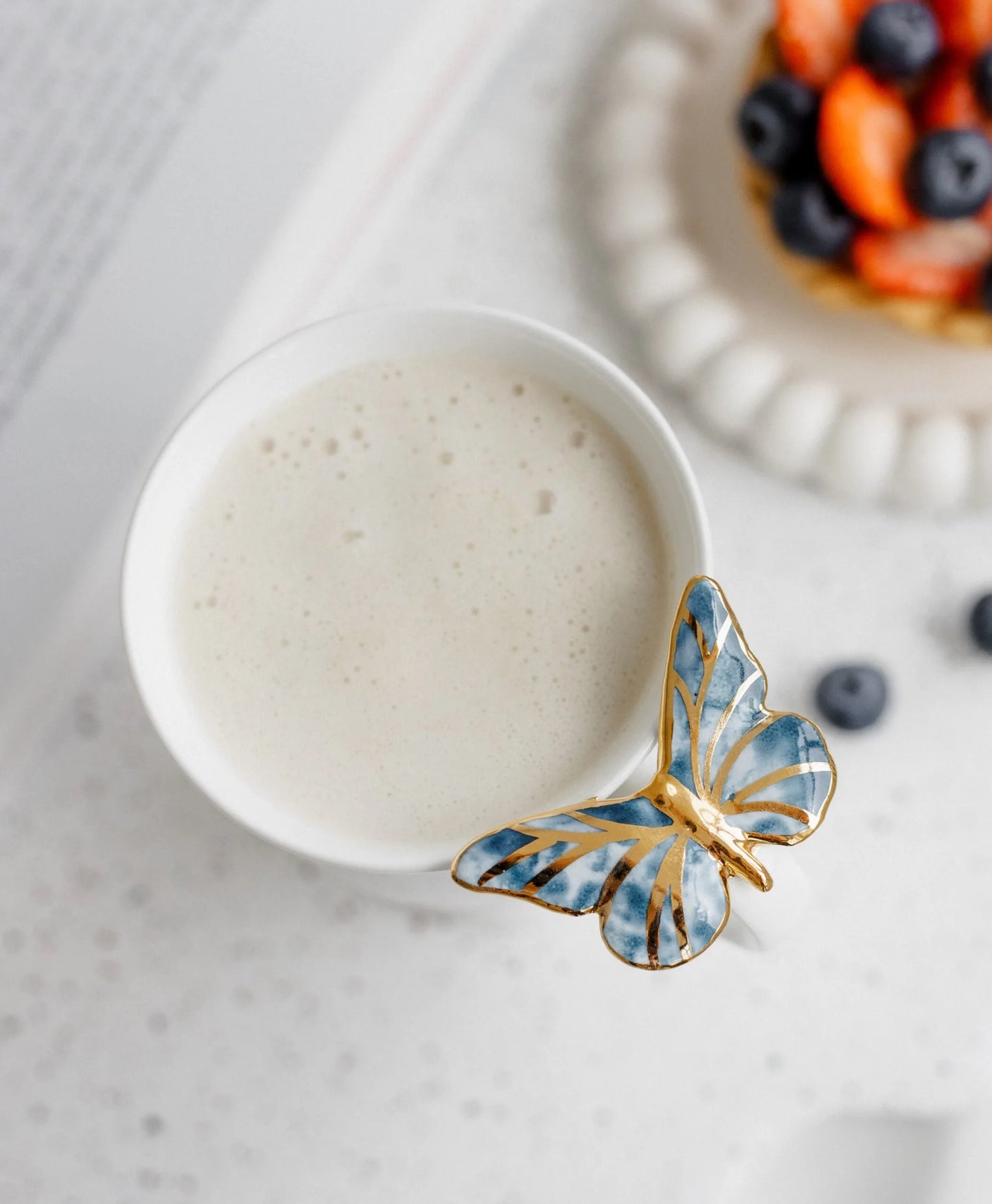 Puodelis su mėlynu drugeliu