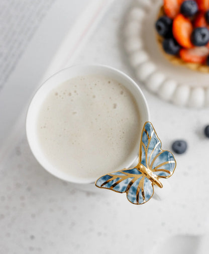 Puodelis su mėlynu drugeliu