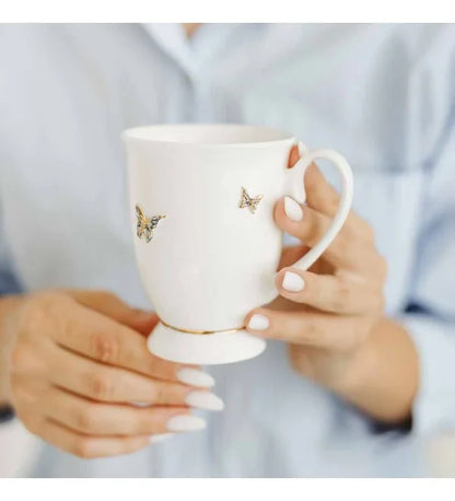 Puodelis su drugeliais