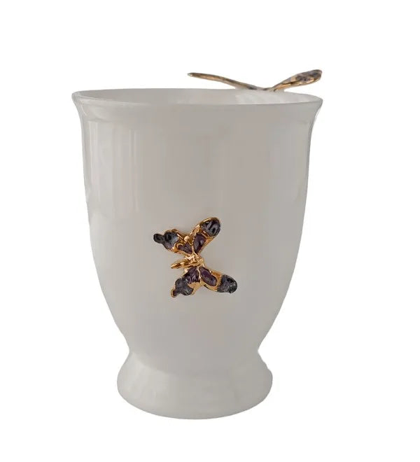 Puodelis su drugeliu