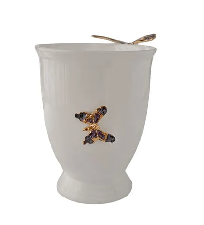 Puodelis su drugeliu