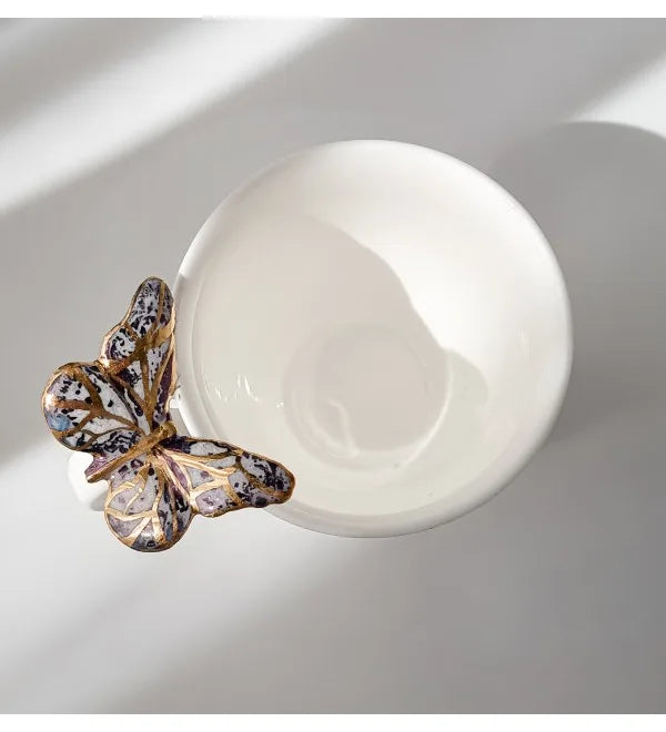 Puodelis su drugeliu