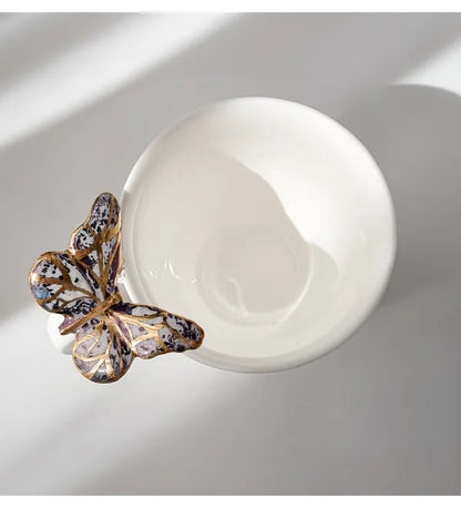 Puodelis su drugeliu