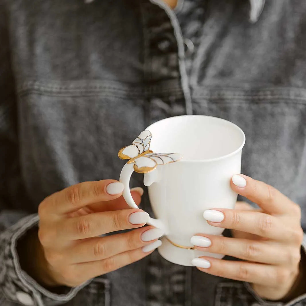 Puodelis su drugeliu