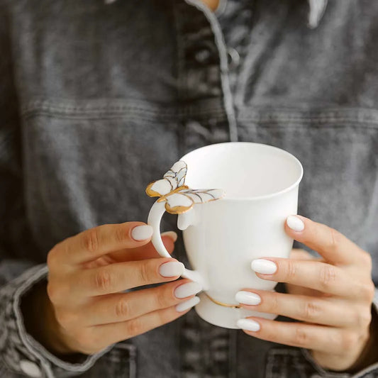 Puodelis su drugeliu