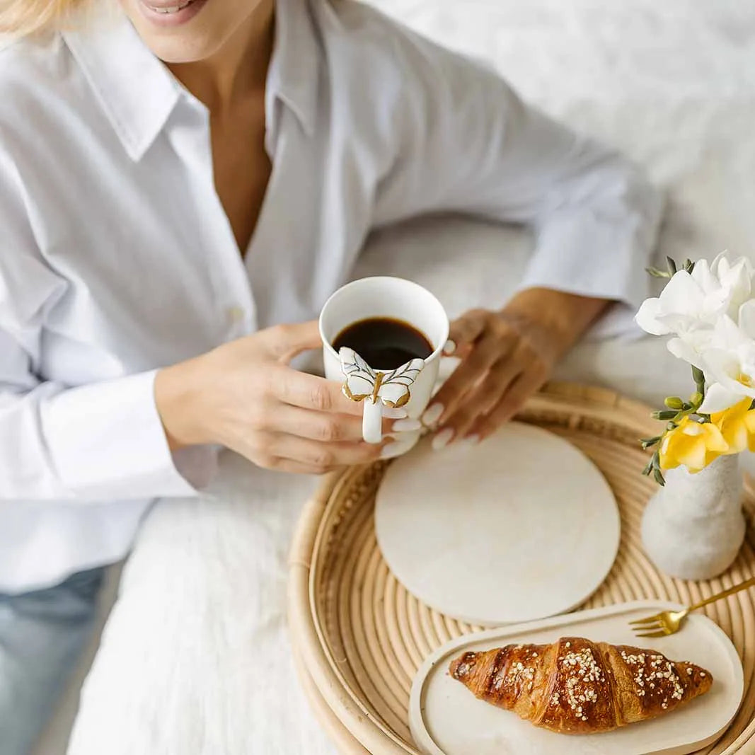 Puodelis su drugeliu