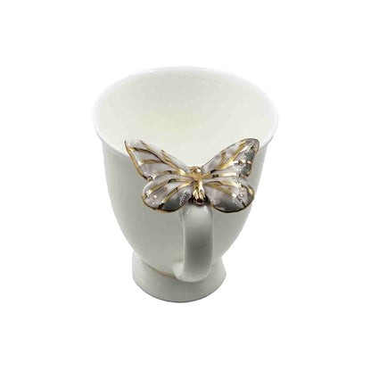 Puodelis su pilku drugeliu