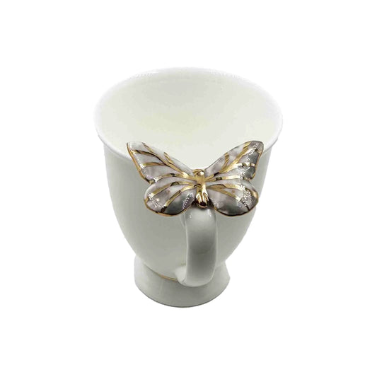 Puodelis su pilku drugeliu