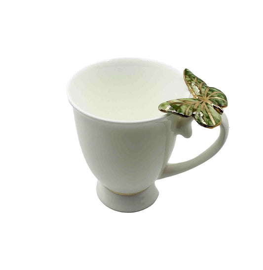 Puodelis su žaliu drugeliu