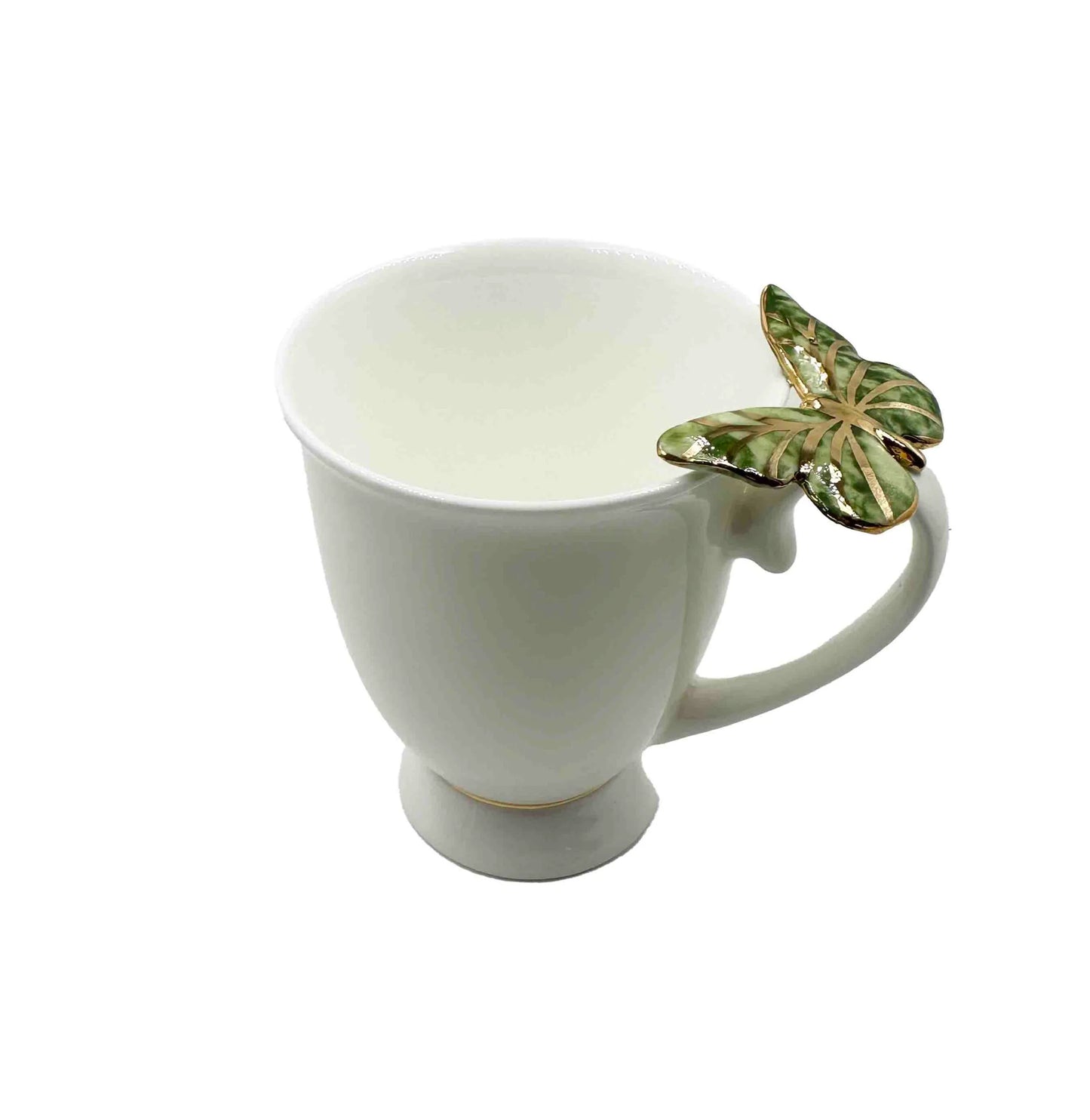 Puodelis su žaliu drugeliu