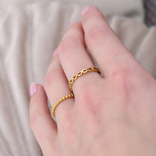 Smulkus žiedas su Širdelėmis